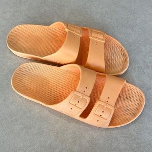Size 9 women’s Freedom Moses sandals